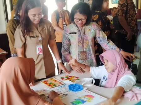 Panitia Natal Pemprov DKI Berikan Bansos ke Wisma Tuna Ganda Palsigunung 