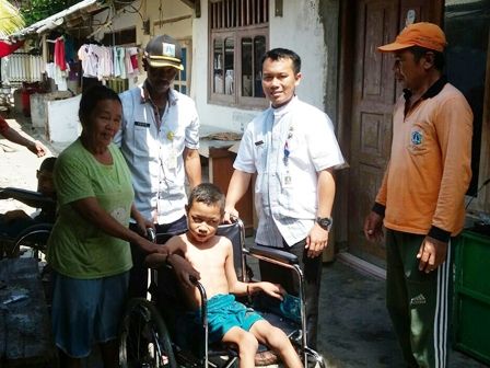 Penyandang Disabilitas Pulau Kelapa Dapat Bantuan Kursi Roda