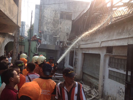 Rumah Terbakar, Petugas Pemadam Berhasil Evakuasi 5 Penghuni