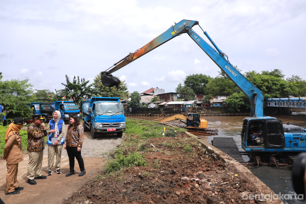 Pramono beserta jajaran meninjau pengerukan kali Sepak ingin pastikan aliran kali Berfungsi optimal