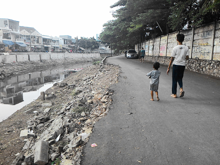  Jalan Inspeksi Kali Sunter di Pulogadung Longsor