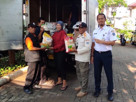 Warga Serbu Pasar Murah di Kelurahan Dukuh