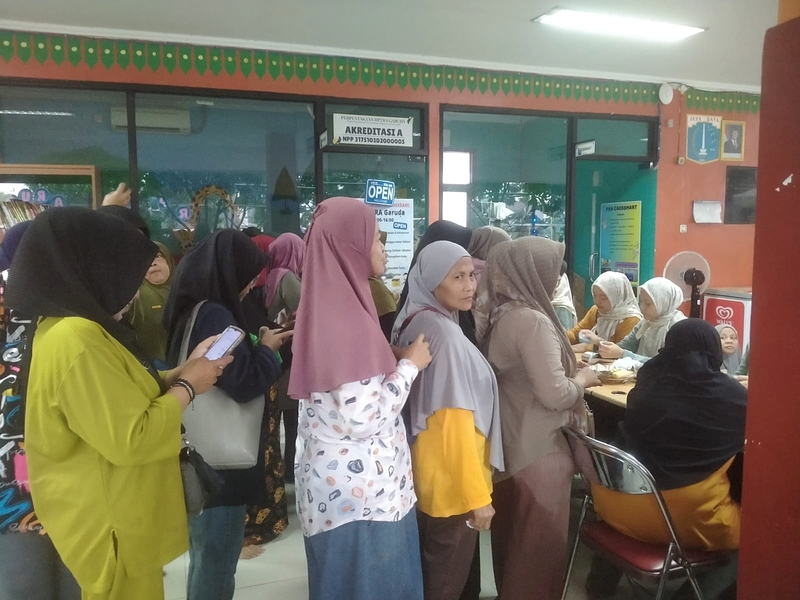 Hujan Deras Warga Antusias Antri Sembako Murah di RPTRA Garuda