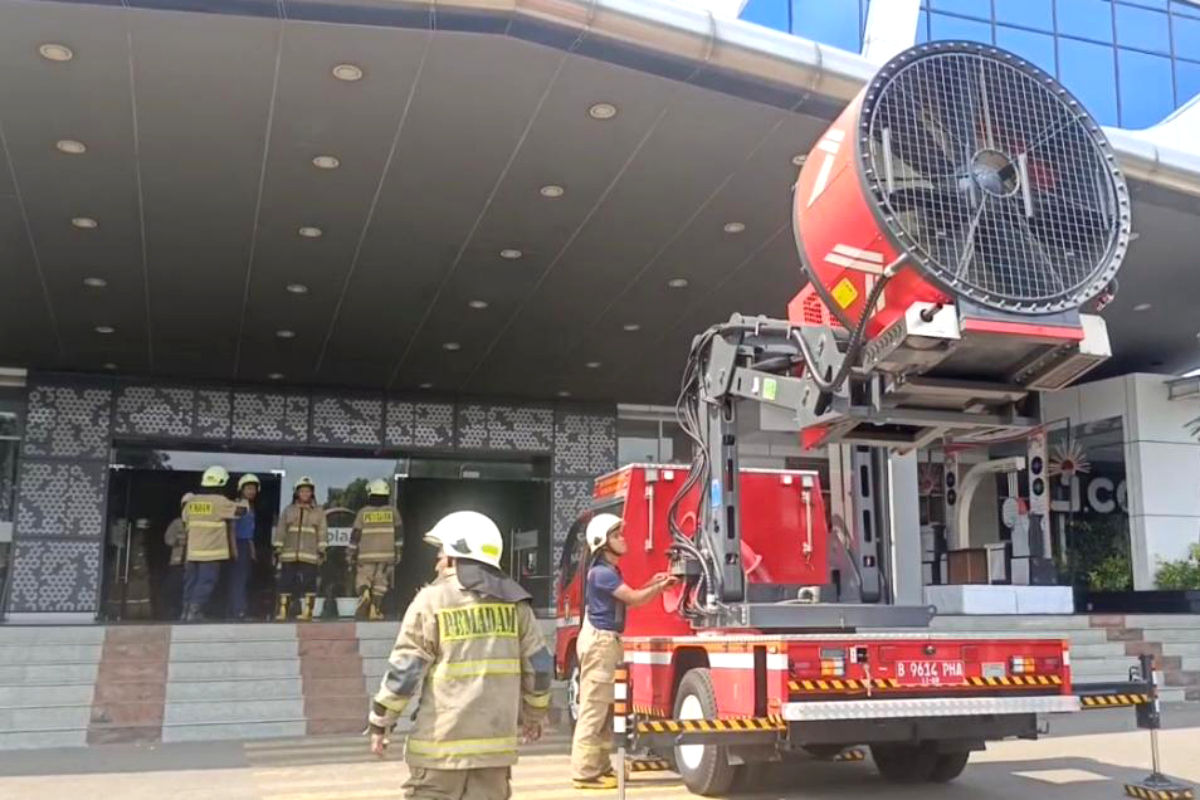 Proses pemadaman Kebakaran Restoran di Mall Ciplaz oleh Petugas Gulkarmat