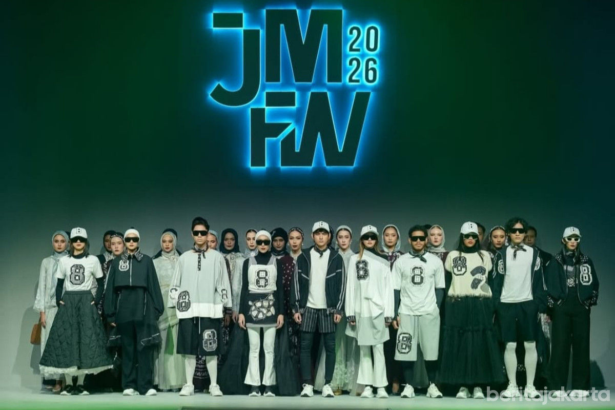 Para model sedang tampil di Jakarta Muslim Fashion Week 2025