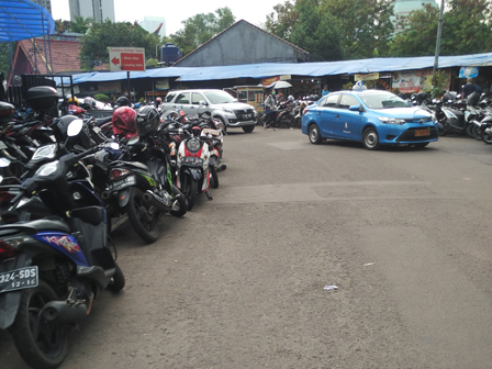 Trotoar di Jalan Masjid Hidayatullah Jadi Tempat Parkir Liar