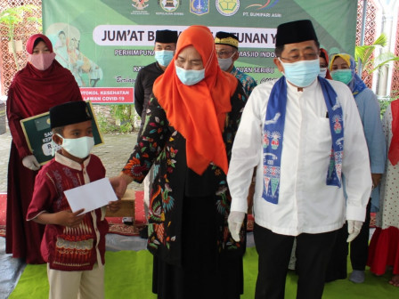 Perhimpunan Remaja Masjid DMI Kepulauan Seribu Santuni Puluhan Yatim Piatu