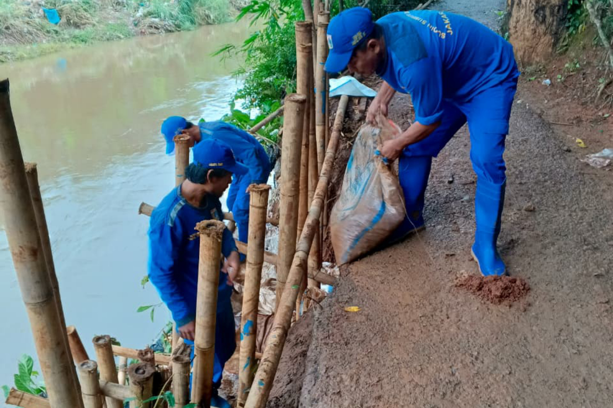 Proses Perbaikan Turap Ciliwung yang Longsor