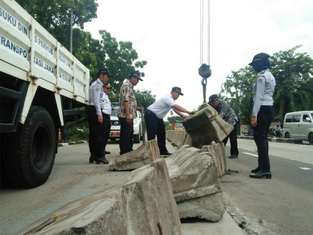  Paska Banjir, Sudinhub Jaktim Perbaiki Beton MCB Berserakan di Jl Perintis Kemerdekaan