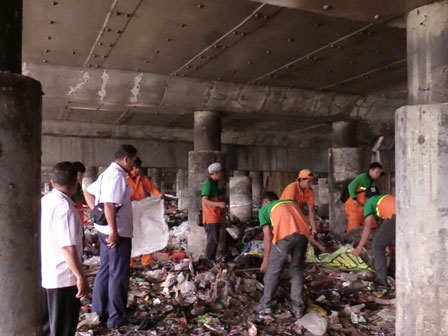  Pembersihan Sampah di Kolong Tol Papango Butuh Waktu Satu Bulan 