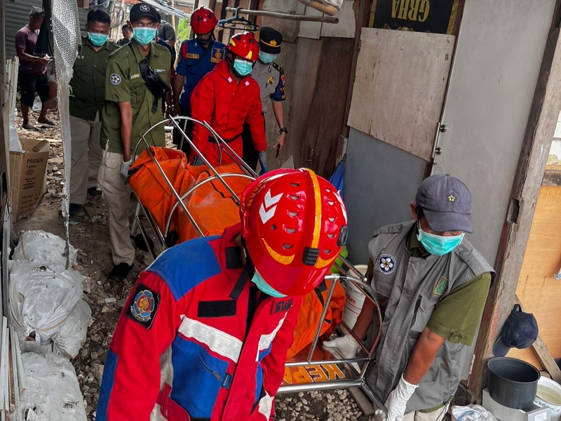 Gulkarmat Jaktim Evakuasi Jenazah Hanyut di Kali Ciliwung