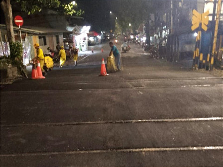 Jalan Rusak di Perlintasan KA Kramat Sentiong Rampung Diperbaiki