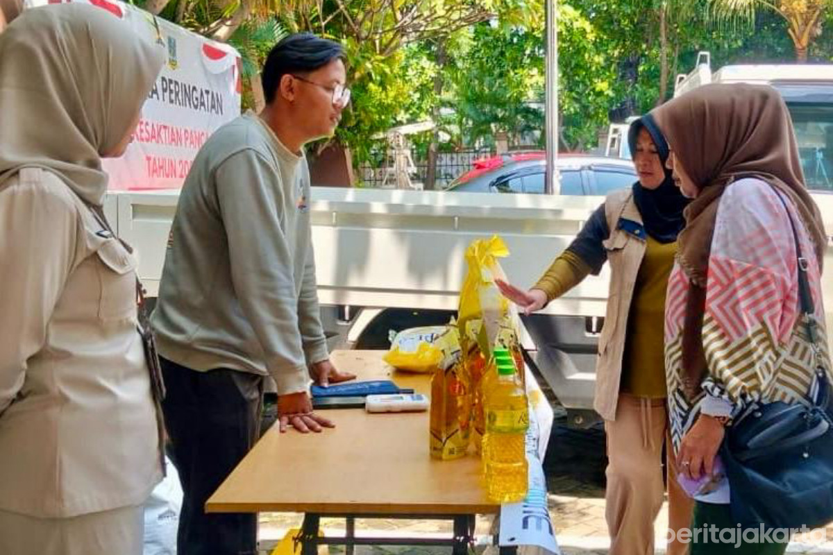 Pasar Murah di Halaman Kantor Kecamatan Kelapa Gading Diserbu Warga