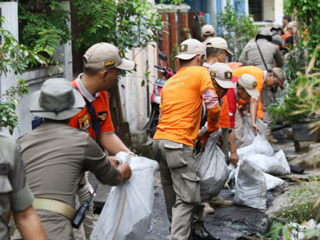 Ratusan Personel Satpol PP DKI Masih Kerja Bakti Bantu Warga Terdampak Banjir
