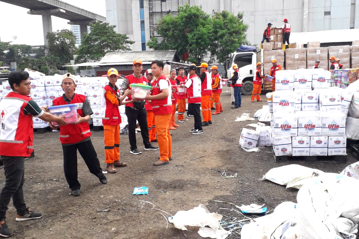 Sejumlah petugas PPSU Jaktim melakukan pengepakan paket bantuan yang akan dikirim ke Sumatera