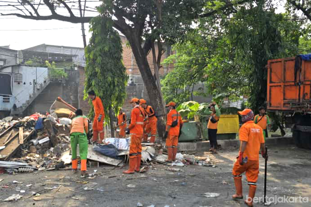 https://multimedia.beritajakarta.id/photo/2014_508c75c8507a2ae5223dfd2faeb98122/Personel Gabungan Bersihkan Tumpukan Sampah di Rawa Terate 