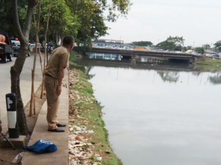 Bantaran Kali Cengkareng Drain Dipenuhi Sampah