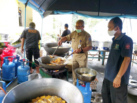 Suplai Makanan Korban Banjir, Sudin Sosial Dirikan Dapur Umum di GOR Jaktim 