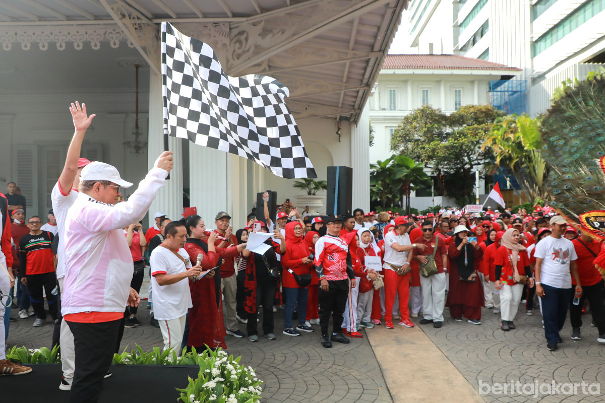Pramono Lepas Peserta Jalan Sehat Pawarta Jatim 