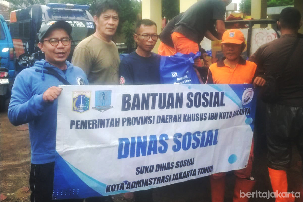Sudinsos dan PMI Jaktim Beri Bantuan Penyintas Genangan 