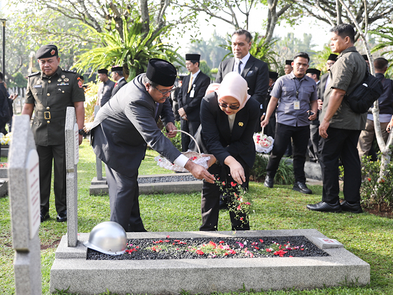 Wagub Pimpin Tabur Bunga Sambut HUT Jakarta ke-498 di TMP Kalibata