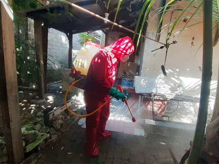  Rumah Pasien Isolasi Mandiri di Pulau Kelapa Disemprot Disinfektan 