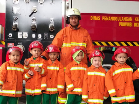  55 Murid PAUD Diperkenalkan Profesi Petugas Pemadam Kebakaran 