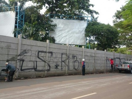 Coretan dan Poster di Jl Ancol Barat VII Dibersihkan Petugas PPSU