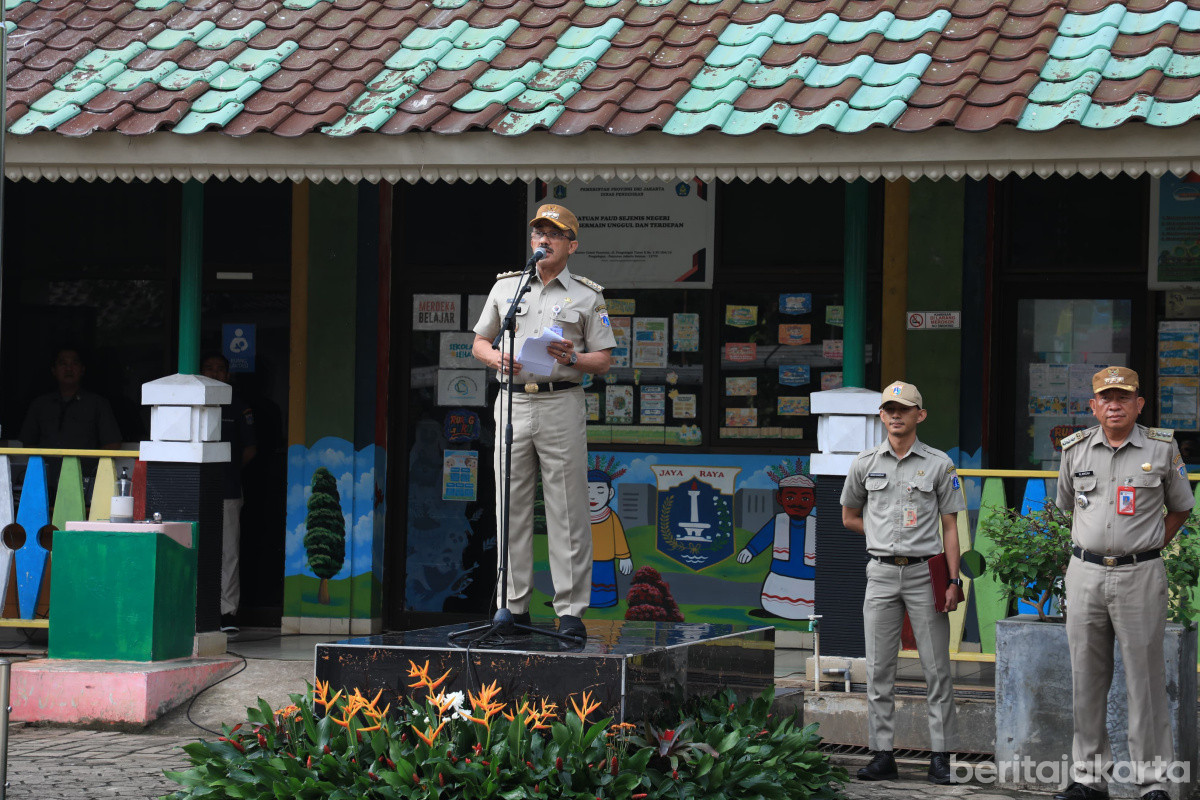 Anwar saat memimpin apel pagi di Halaman Kantor Kecamatan Pancoran