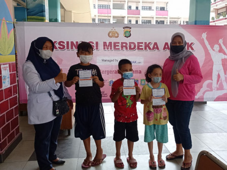  60 Siswa Tiga Sekolah Dasar di Kelurahan Rawa Badak Utara Ikut Vaksin COVID-19 Dosis Pertama 