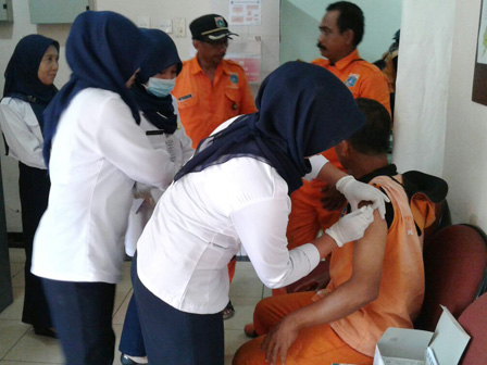 70 Petugas PPSU Kelurahan Sukapura Disuntik Anti Tetanus