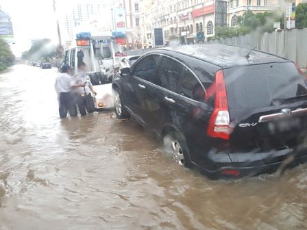 Sudinhub Jakut Berikan Layanan Derek Mobil Terdampak Genangan