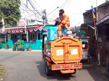  Kelurahan Tomang Terus Gencarkan Penyemprotan Disinfektan