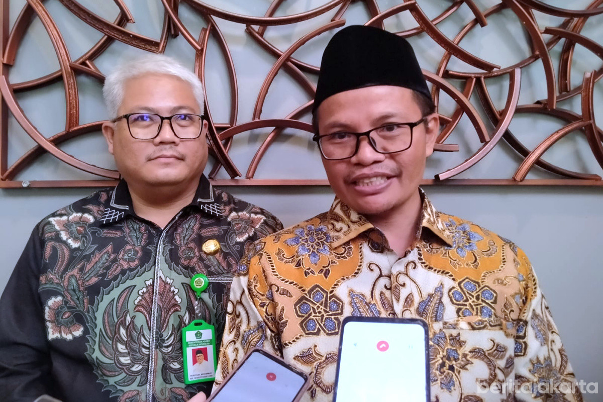 Kepala Kanwil Kemenag DKI Jakarta, Adib (kanan) memberikan keterangan pers