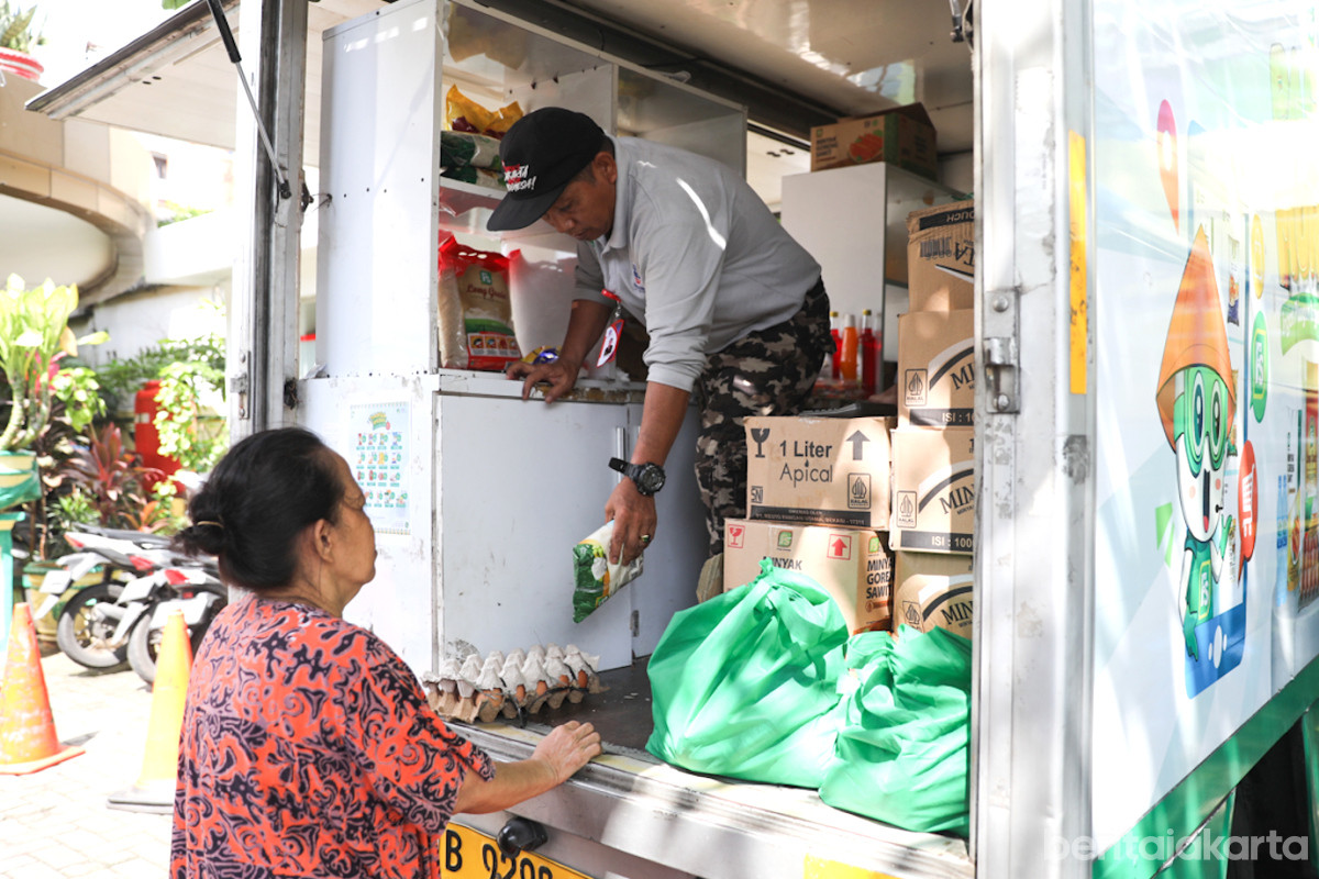Petugas melayani pembeli pada pasar murah di Kelurahan Kebon Melati