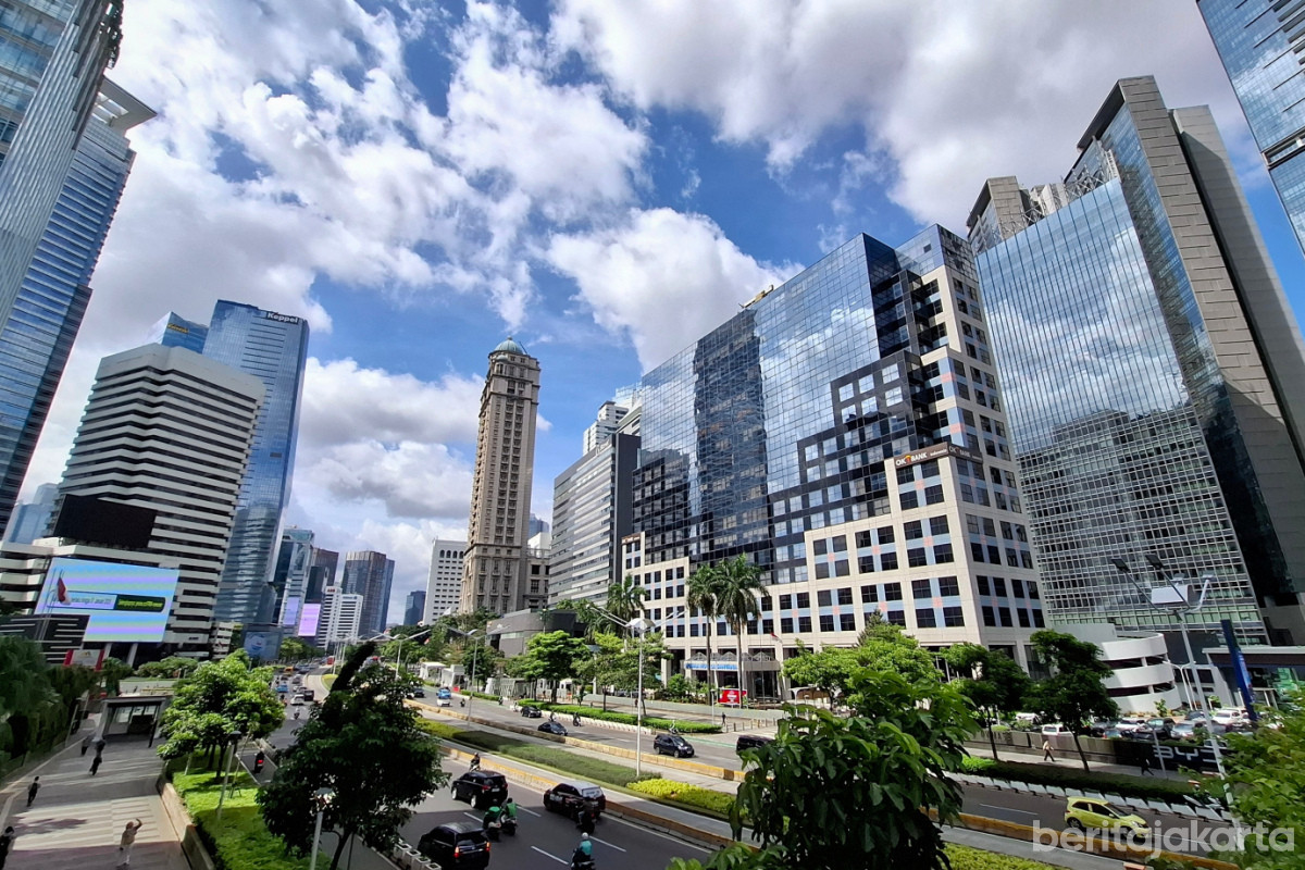 Cuaca berawan menaungi kawasan gedung perkantoran di Jakarta