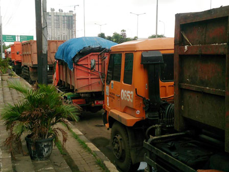 Pengguna Jalan Lingkar Luar Keluhkan Bau Sampah