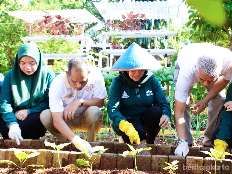 Jajaran Pemerintah Kota Jakarta Selatan menanam Jagung Pulut di RPTRA Tiga Durian
