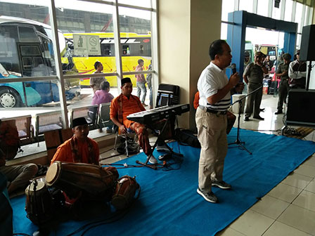 Pemudik di Terminal Pulo Gebang Dihibur Musik Khas Betawi	