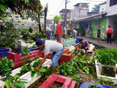 Pasca Banjir, Petugas Gabungan Bersihkan TPU Kober Cawang