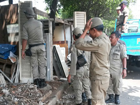  6 Bangunan Semi Permanen Di Jalan Alteri Dibongkar