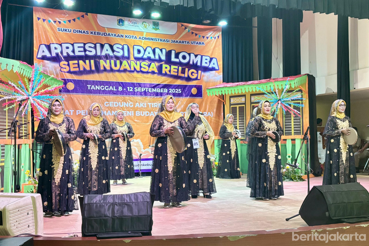 Peserta lomba kasidah sedang membawakan lagu religi
