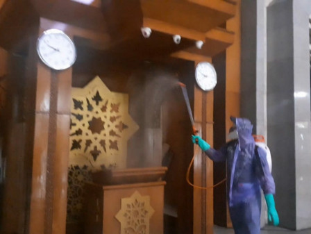 PMI Jakut Semprot Disinfektan ke Masjid Raya JIC