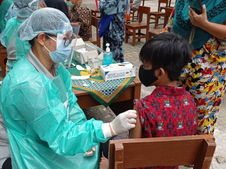  80 Warga Ikut Serbuan Vaksin Keliling di Kelurahan Gunung Sahari Selatan 