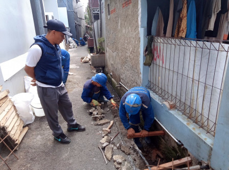 Satgas SDA Pasang Penutup Saluran Air di Kayu Manis