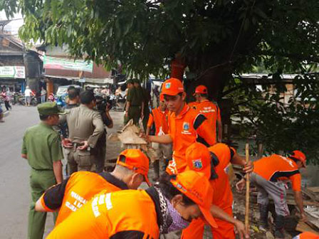 440 PPSU Bersihkan Bantaran Kali Duri