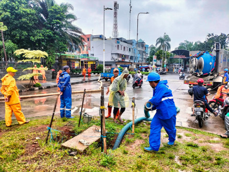  Personel Gabungan Atasi Genangan di Jalan Lenteng Agung