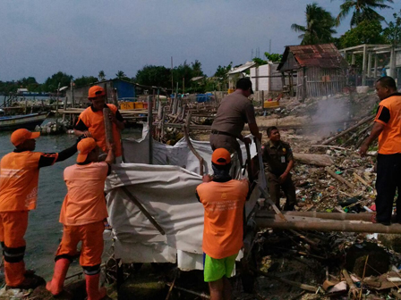 Penataan Wilayah, Empat WC Apung Dibongkar