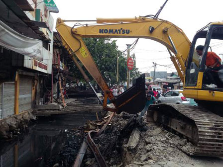 Sembilan Jembatan Penghubung di Saluran PHB Warakas Dibongkar 