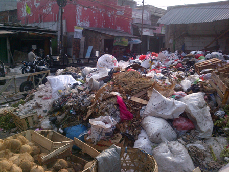 Sepekan Tak Diangkut, Sampah di Pasar Sumur Batu Menumpuk